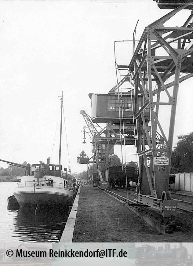 Um 1930 - Der Tegeler Hafen mit Portalkränen über den Gleisanlagen als Kilometerpunkt 0,0 der Industriebahn nach Friedrichsfelde. 