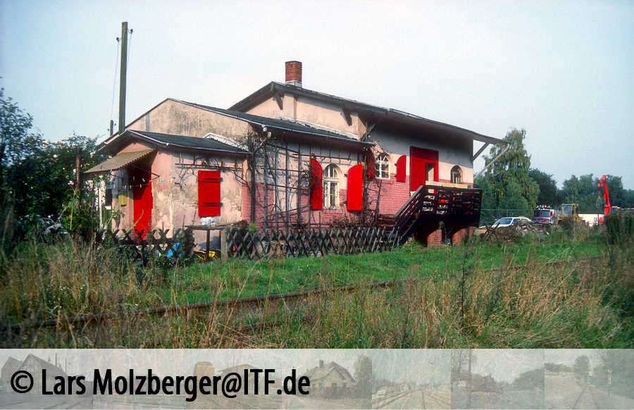 Der Güterschuppen der Ladestelle Lübars Sommer 1991. Das ländliche Flair  ist immer noch unverkennbar. Foto Lars Molzberger