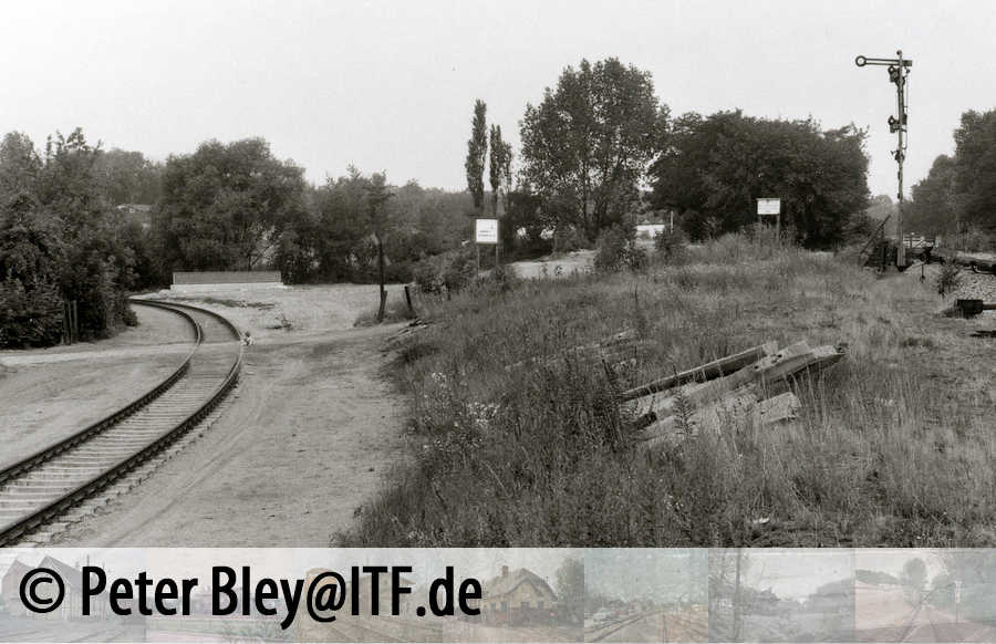 1976 war noch nicht viel vom Umbau zu sehen. Links die Verbindungskurve in Höhe des Po 6 Waidmannsluster Damm Richtung Tegel Hafen gesehen. 18. Juli 1976. Foto Peter Bley 