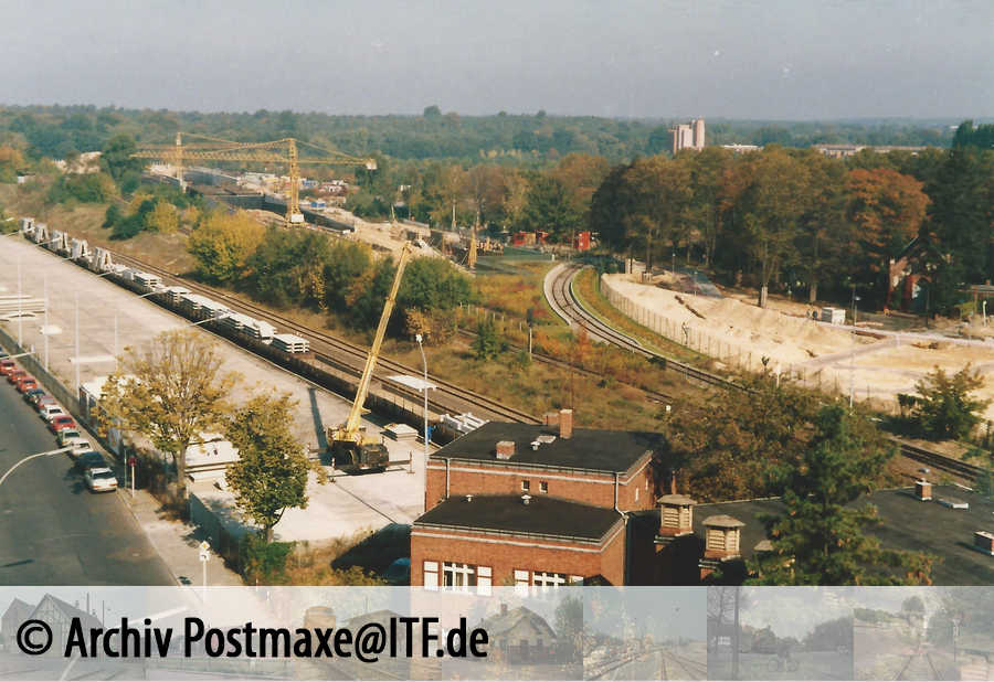 Der Autobahnbau 1985 in Tegel. Rechts der Abzweig zur ITF. Links im Bild die als Ersatz für den aufgegebenen Güterbahnhof Tegel Hafen geschaffene Ladestelle Nord, die sogar mal benutzt wurde. Archiv Postmaxe.de